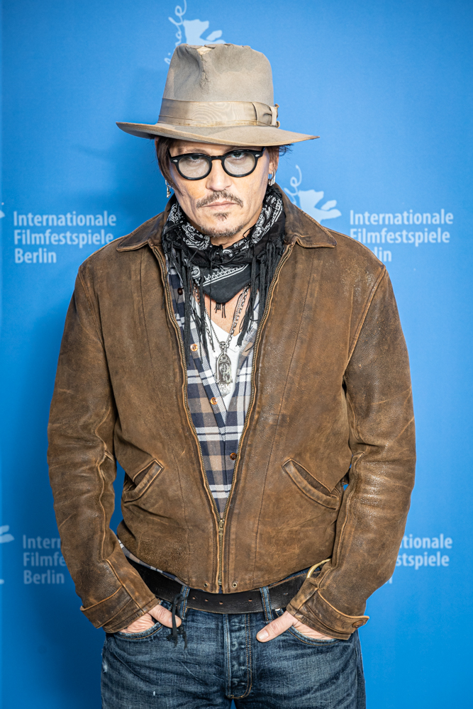 Johnny Depp looks unrecognisable after shaving his signature beard and ...