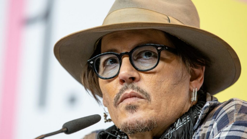 Johnny Depp looks unrecognisable after shaving his signature beard and ...