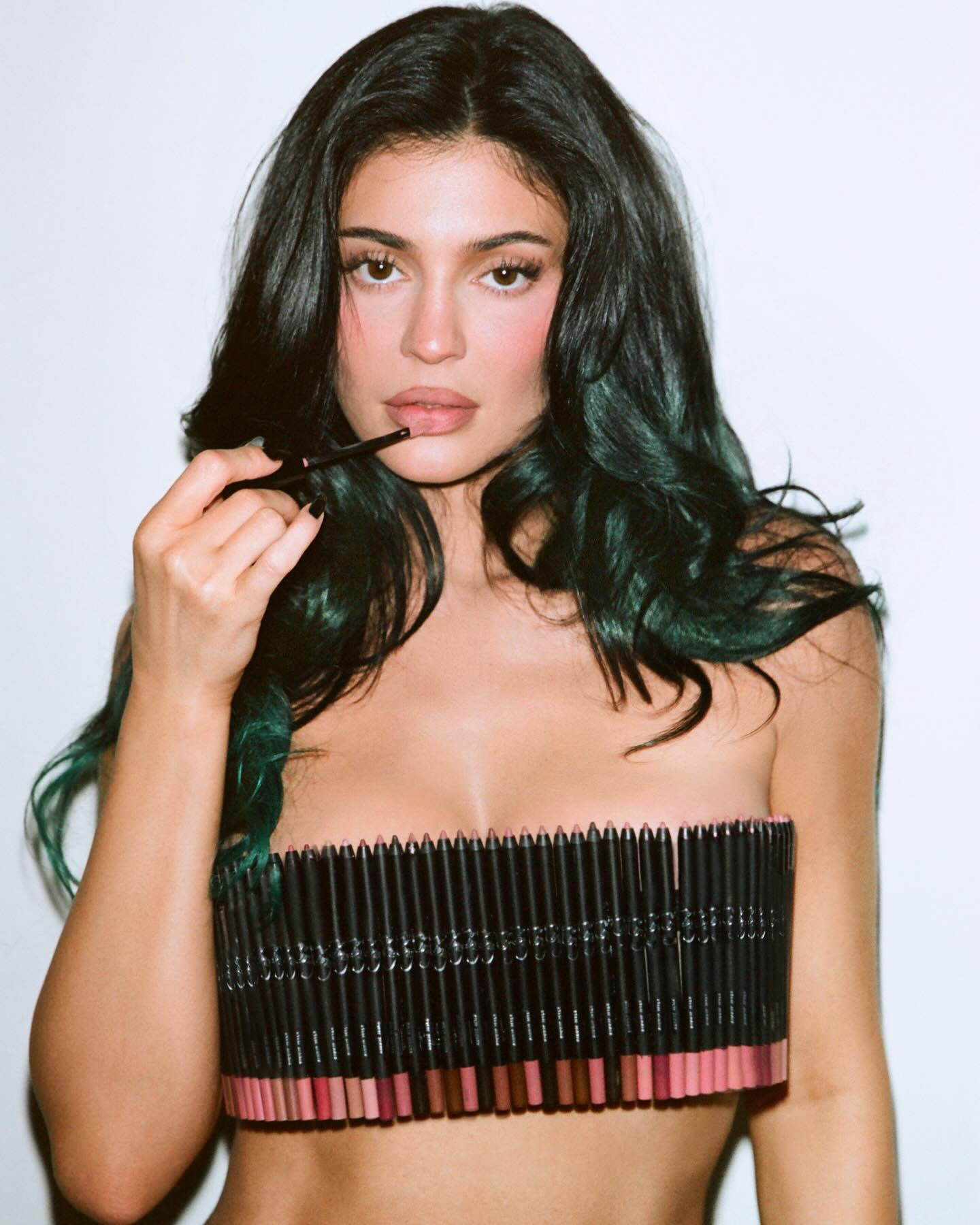 Kylie Jenner Poses Nude Using Lip Kits To Cover Herself In New Shoot OMG kylie-jenner-poses-nude-using-lip-kits-to-cover-herself-in-new-shoot-omg